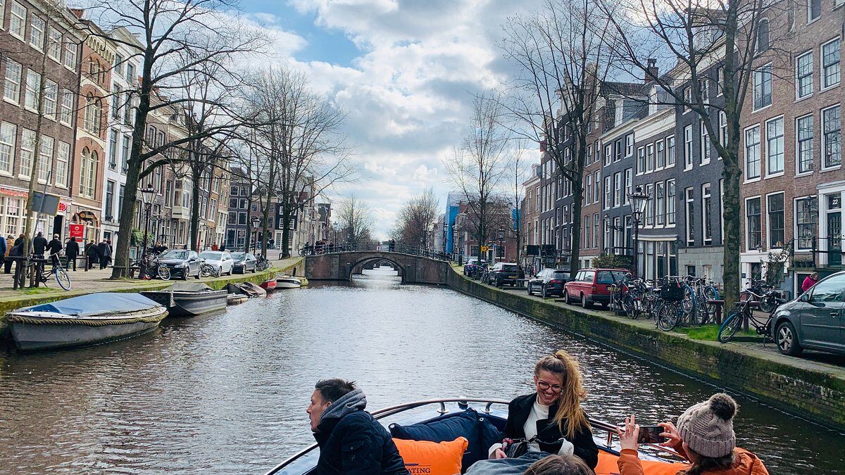 sloepon-amsterdam-canal