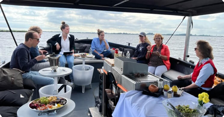 teamvergadering op een boot